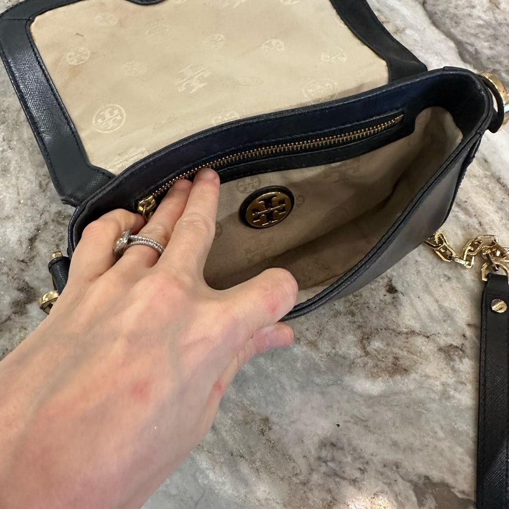 Tory Burch EUC saffiano crossbody deep navy / black - Picture 5 of 8